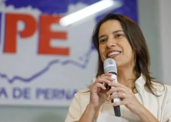 Oposição questiona salário de Raquel Lyra e leva caso à Justiça em Pernambuco