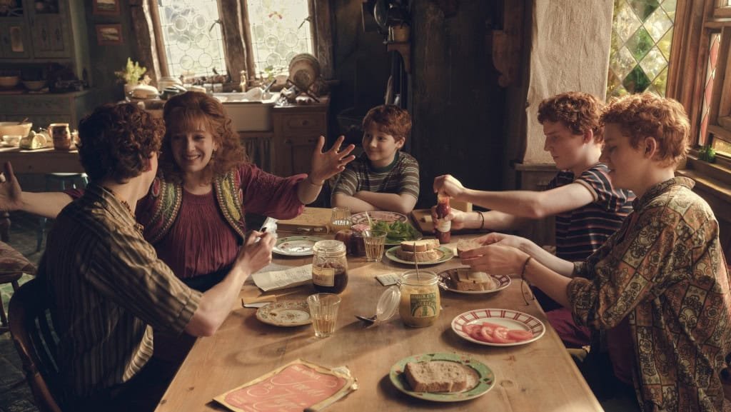 Alastair Stout e outros integrantes do elenco em cena da série Harry Potter e a Pedra Filosofal