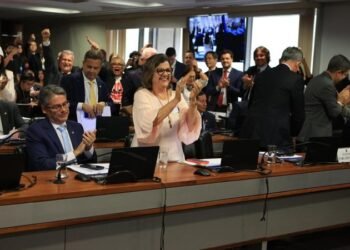 Com articulação de Teresa Leitão, PEC do fim da escala 6×1 é aprovada na CCJ