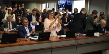 Com articulação de Teresa Leitão, PEC do fim da escala 6×1 é aprovada na CCJ