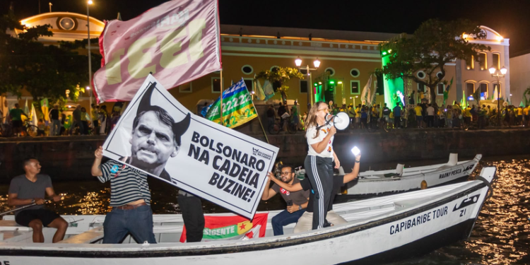 Ato de Flávio Bolsonaro no Recife tem protesto de petistas em barcos no Rio Capibaribe