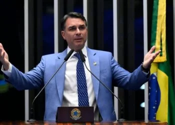 Dos Estados Unidos, Flávio Bolsonaro se diz “verdadeiro presidente eleito”