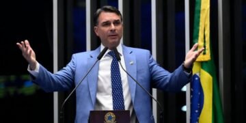 Dos Estados Unidos, Flávio Bolsonaro se diz “verdadeiro presidente eleito”